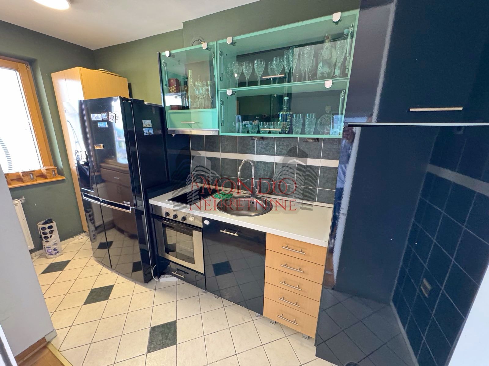 Dvosoban konforan stan u Duvanistu sa velikom terasom