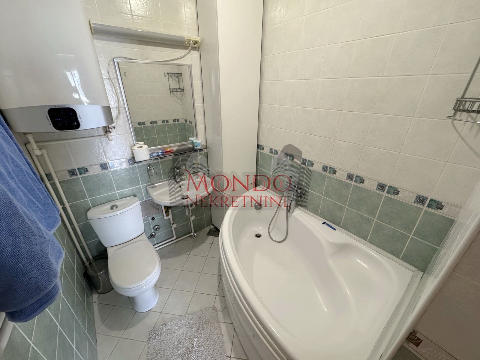 Dvosoban konforan stan u Duvanistu sa velikom terasom