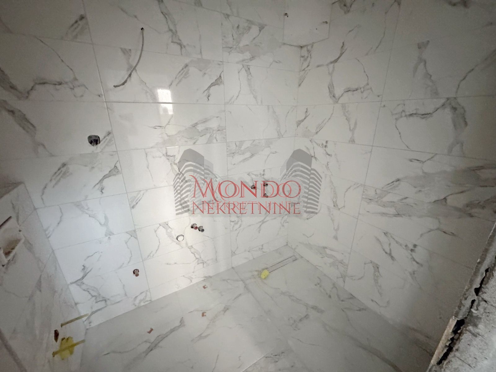 Troiposoban stan u novoj zgradi na Beverli Hilsu