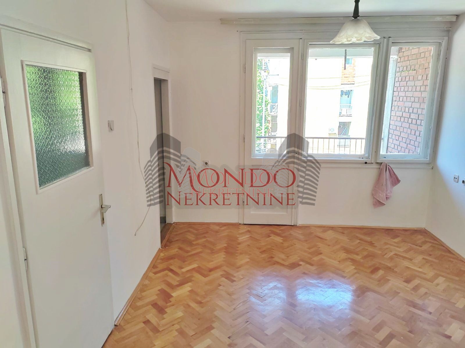 Izdaje se dvosoban nenamešten  stan