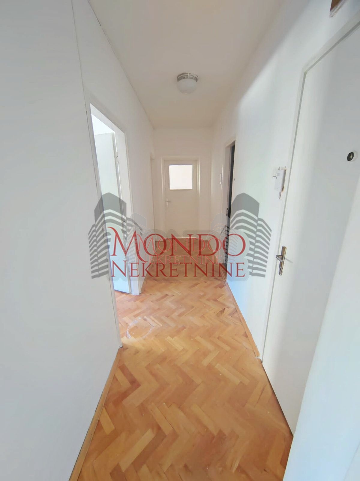 Izdaje se dvosoban nenamešten  stan