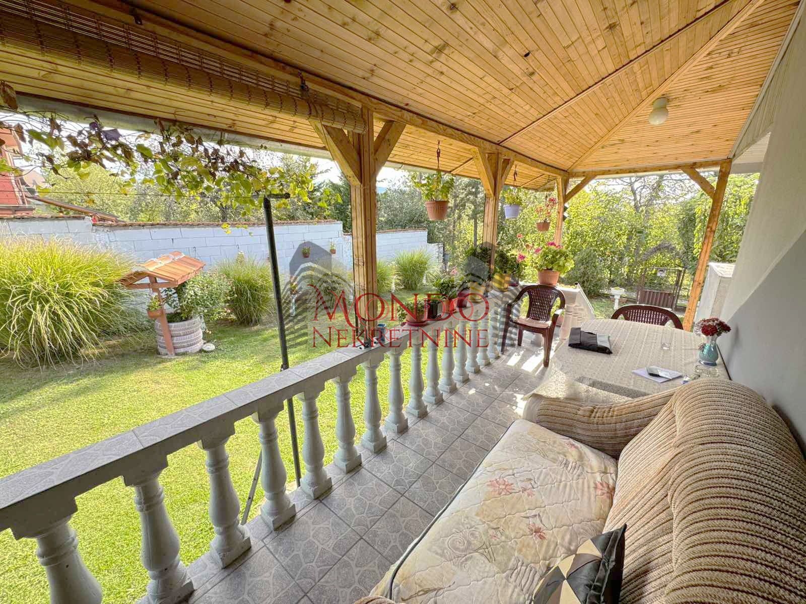 Vikend kuca na putu za Donje Vlase