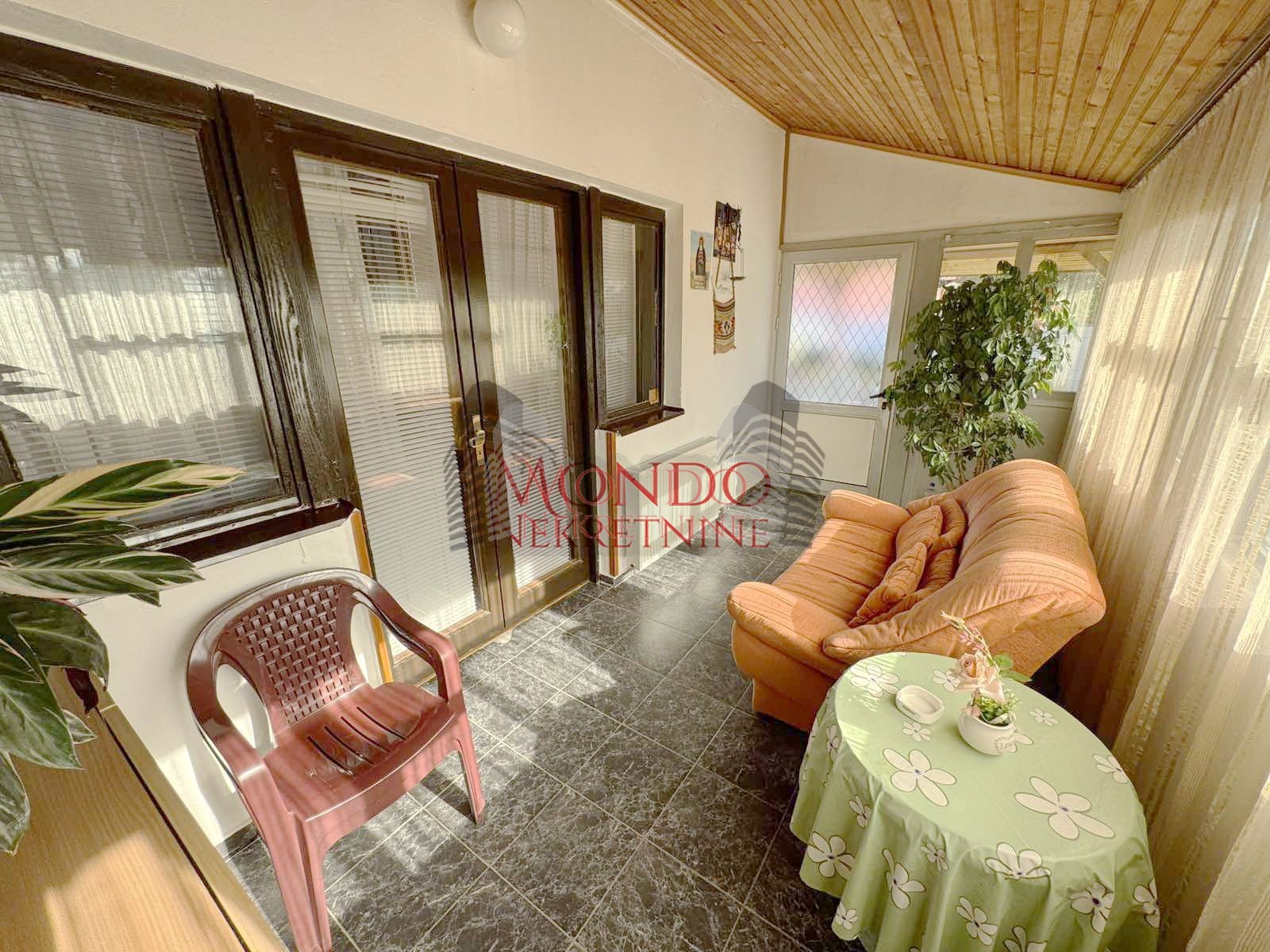 Vikend kuca na putu za Donje Vlase