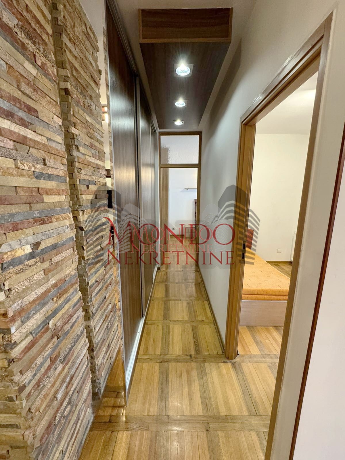 Izdaje se dvoiposoban stan u blizini centra grada sa garaznim mestom