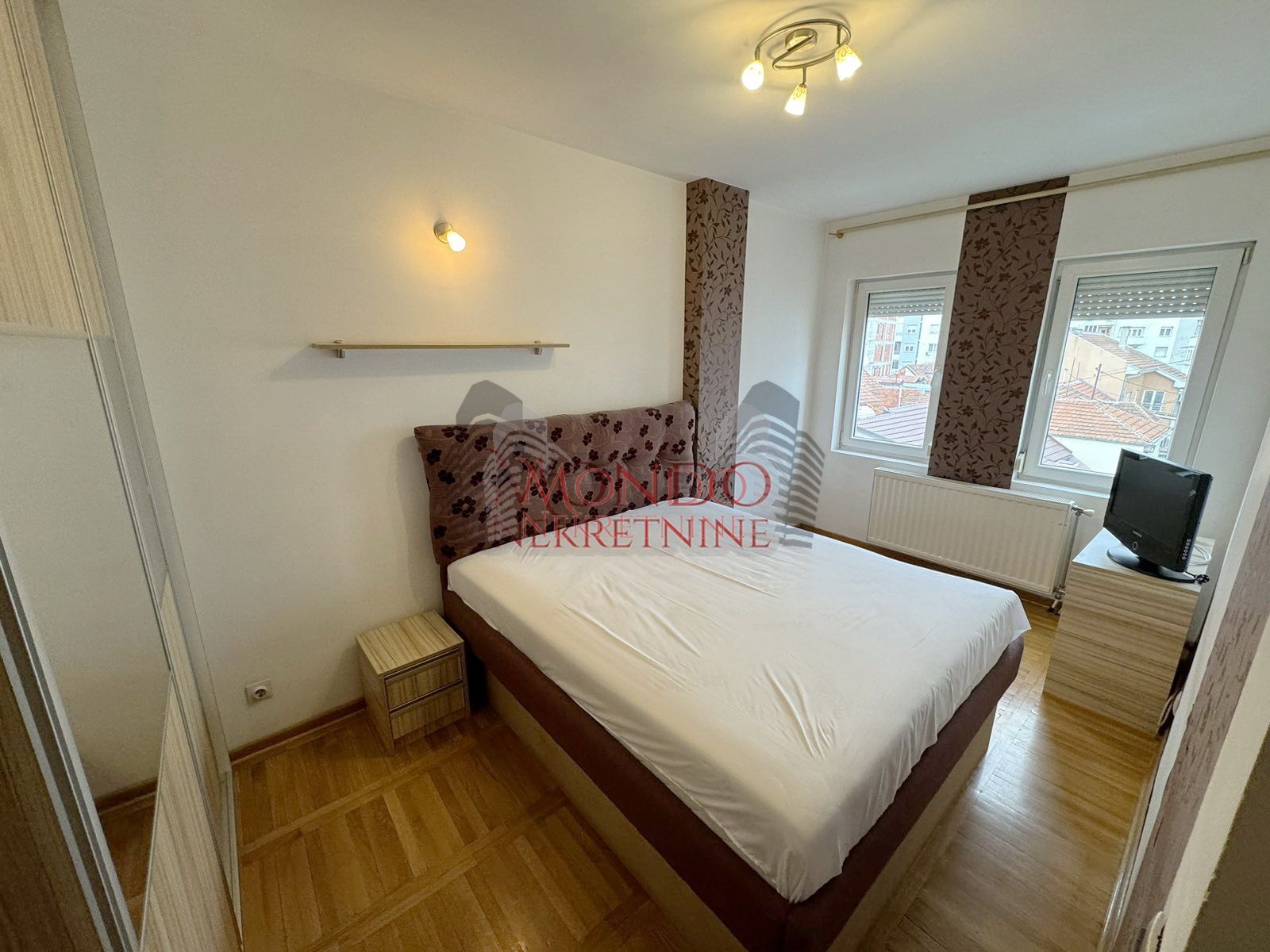 Izdaje se dvoiposoban stan u blizini centra grada sa garaznim mestom