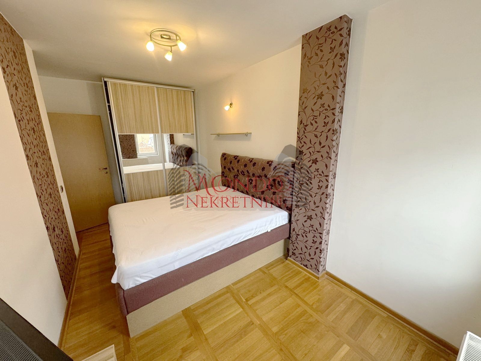 Izdaje se dvoiposoban stan u blizini centra grada sa garaznim mestom