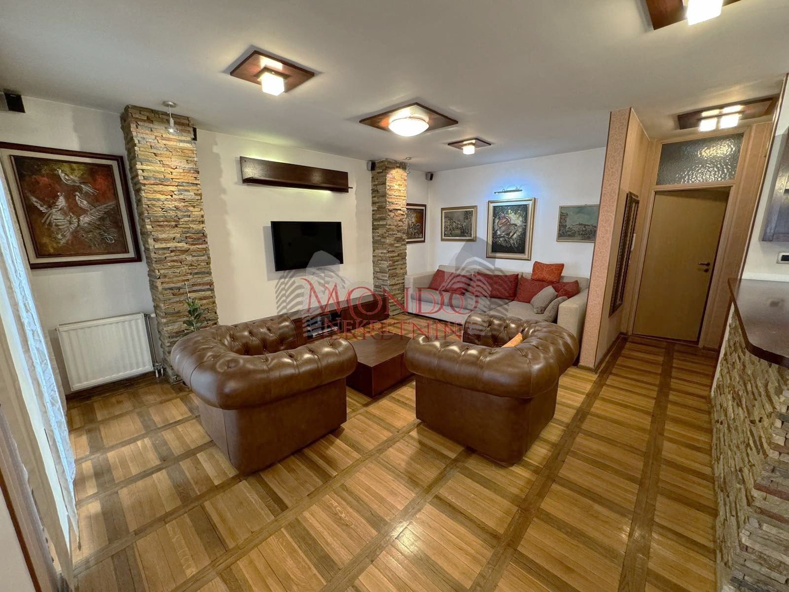 Izdaje se dvoiposoban stan u blizini centra grada sa garaznim mestom