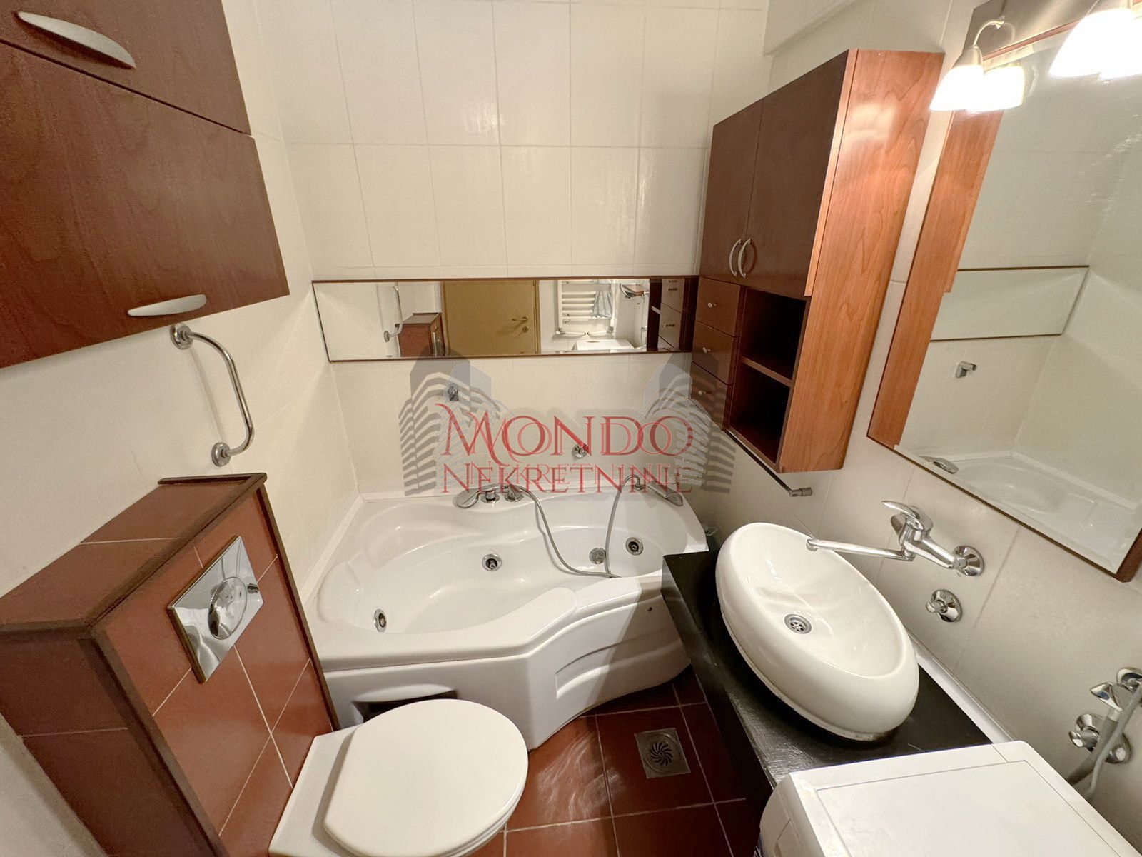 Izdaje se dvoiposoban stan u blizini centra grada sa garaznim mestom