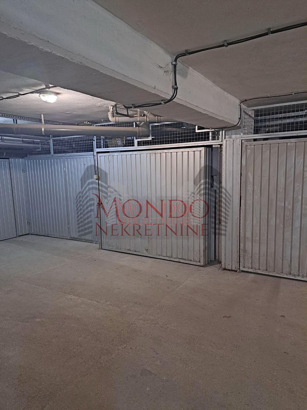 Izdaje se dvoiposoban stan u blizini centra grada sa garaznim mestom