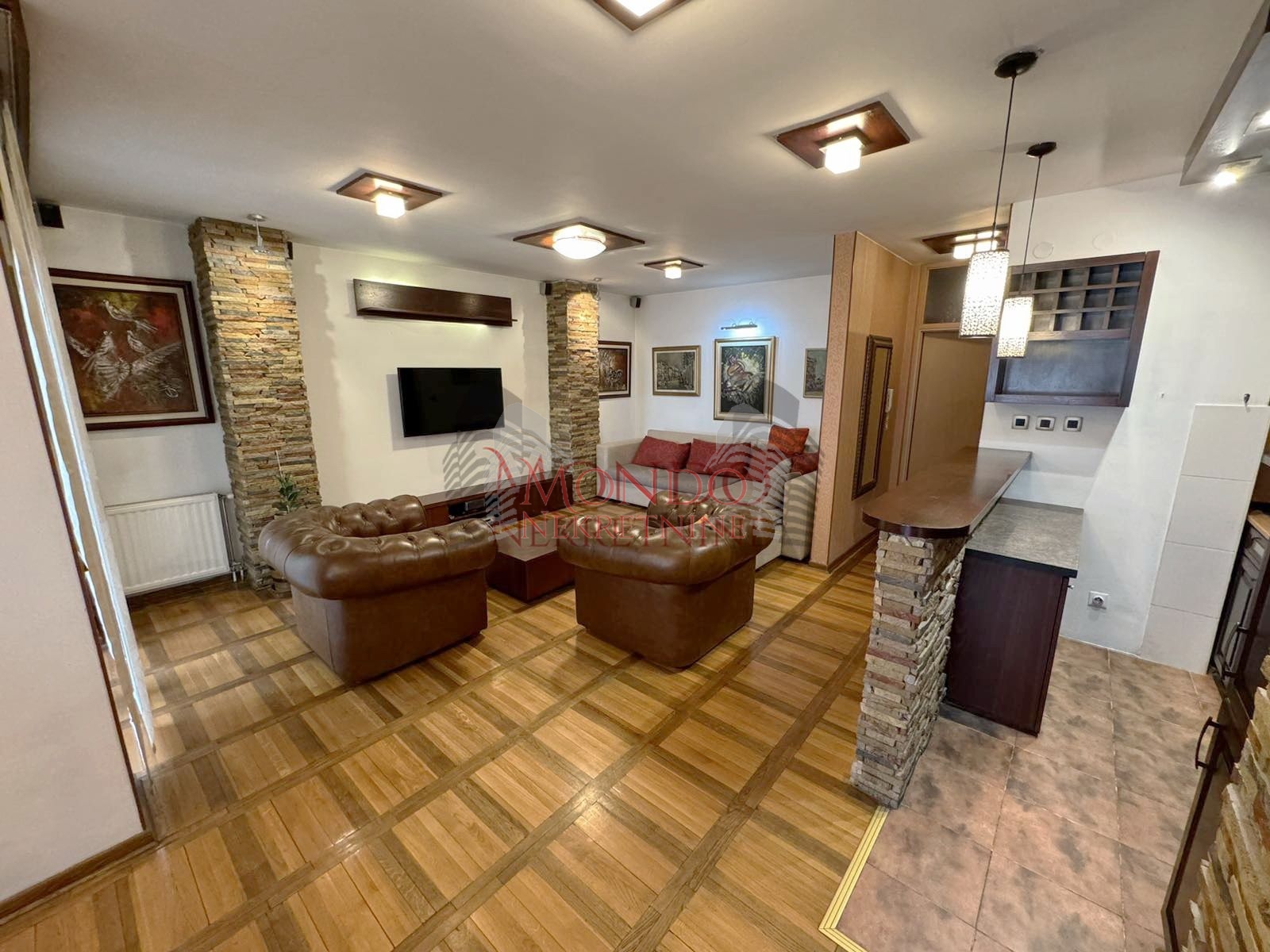 Izdaje se dvoiposoban stan u blizini centra grada sa garaznim mestom