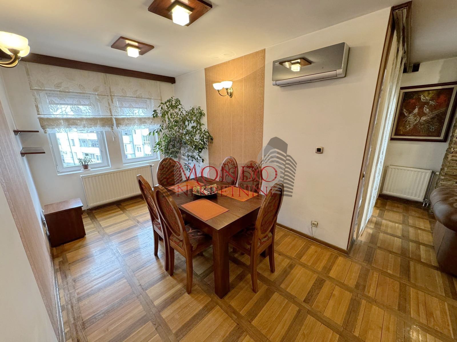 Izdaje se dvoiposoban stan u blizini centra grada sa garaznim mestom