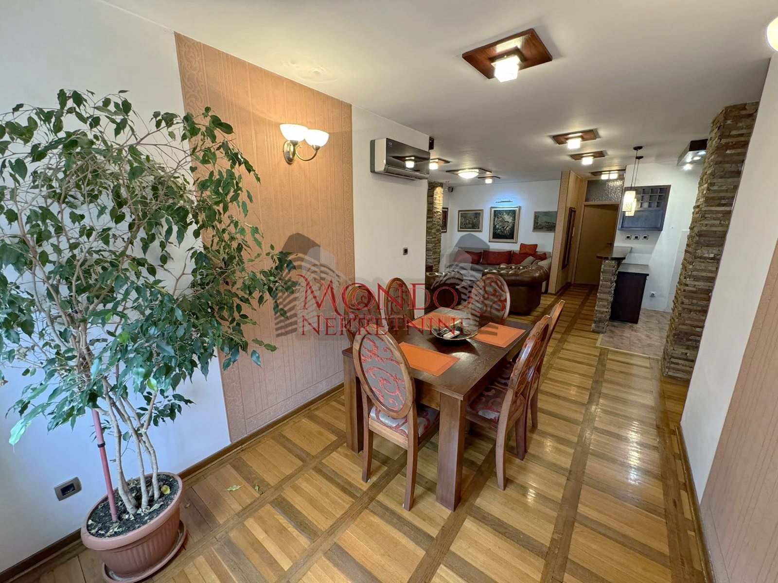 Izdaje se dvoiposoban stan u blizini centra grada sa garaznim mestom