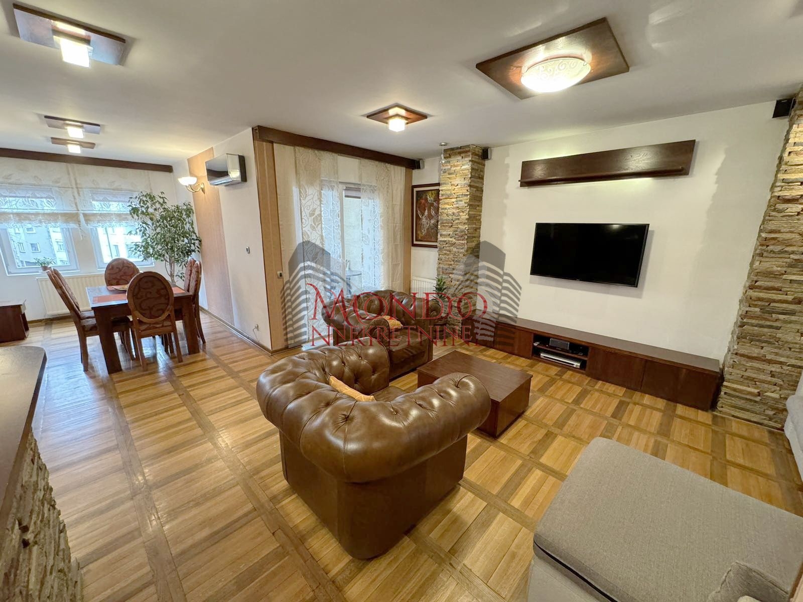 Izdaje se dvoiposoban stan u blizini centra grada sa garaznim mestom