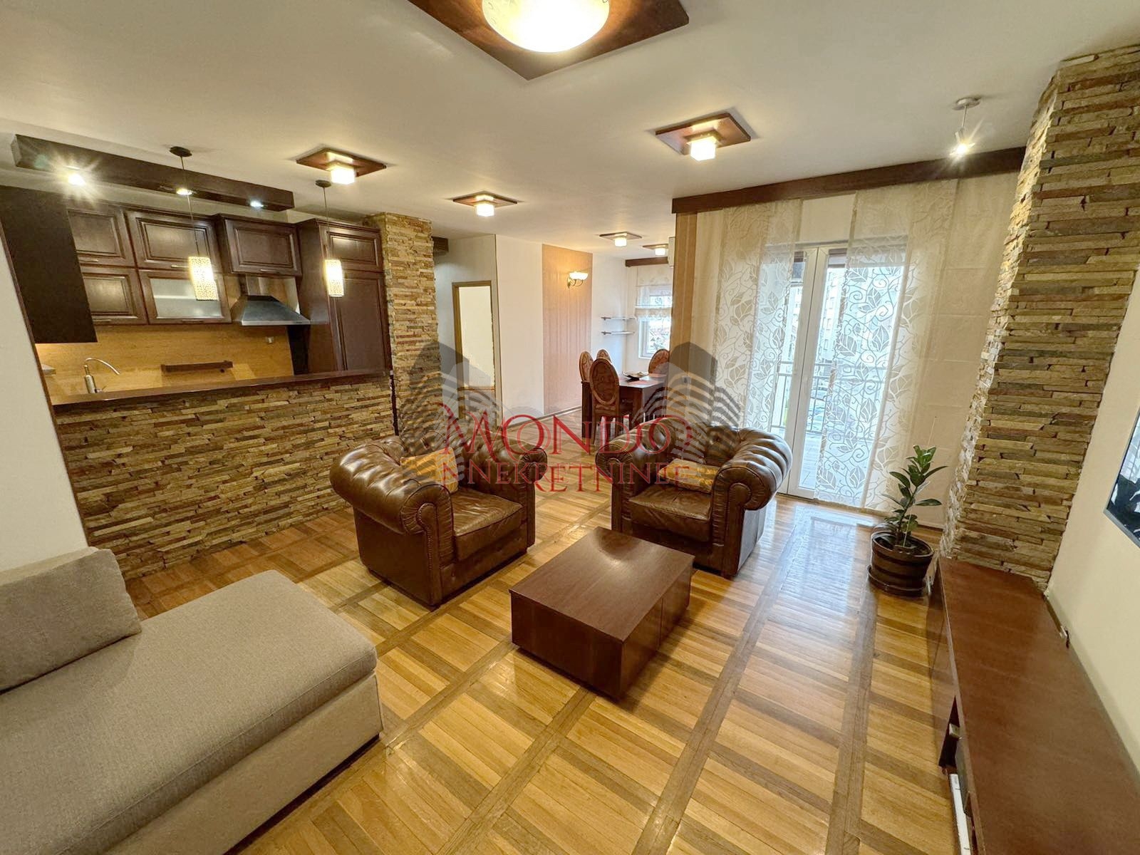 Izdaje se dvoiposoban stan u blizini centra grada sa garaznim mestom