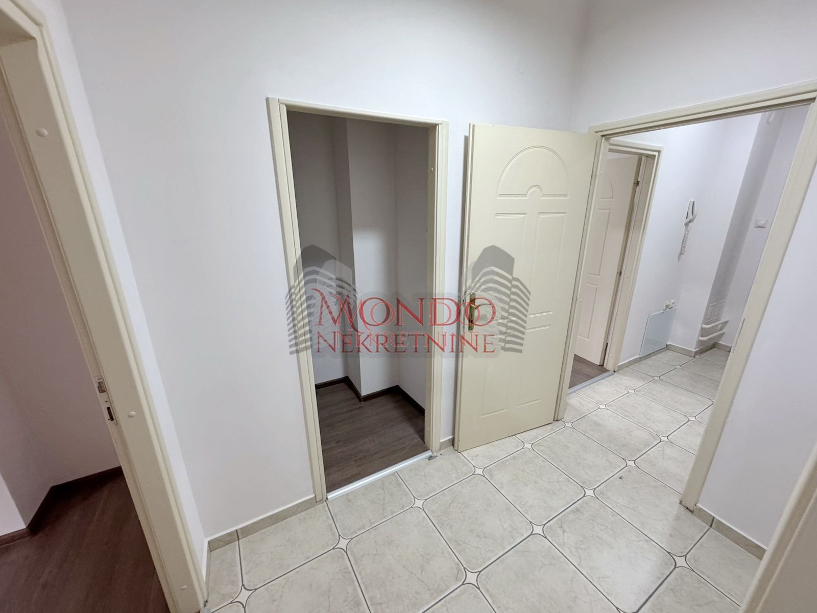 Trosoban stan u samom centru grada iza Foruma