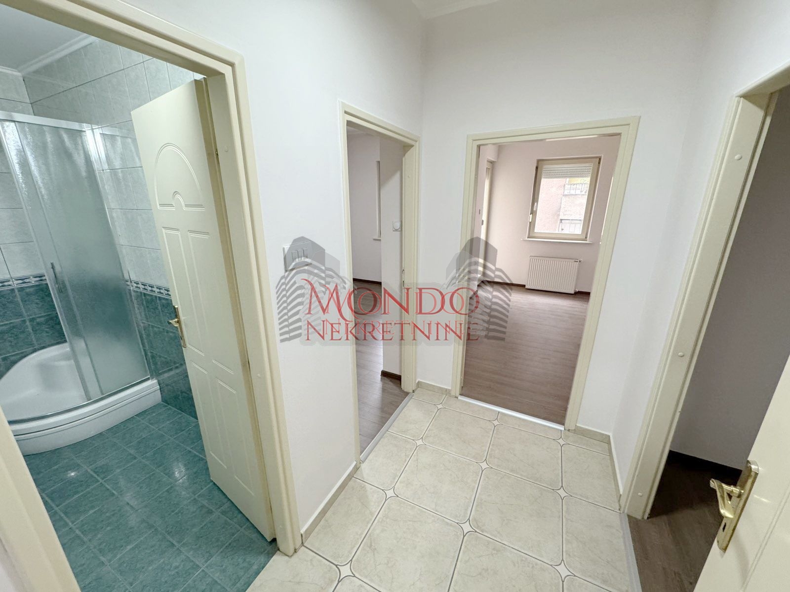 Trosoban stan u samom centru grada iza Foruma