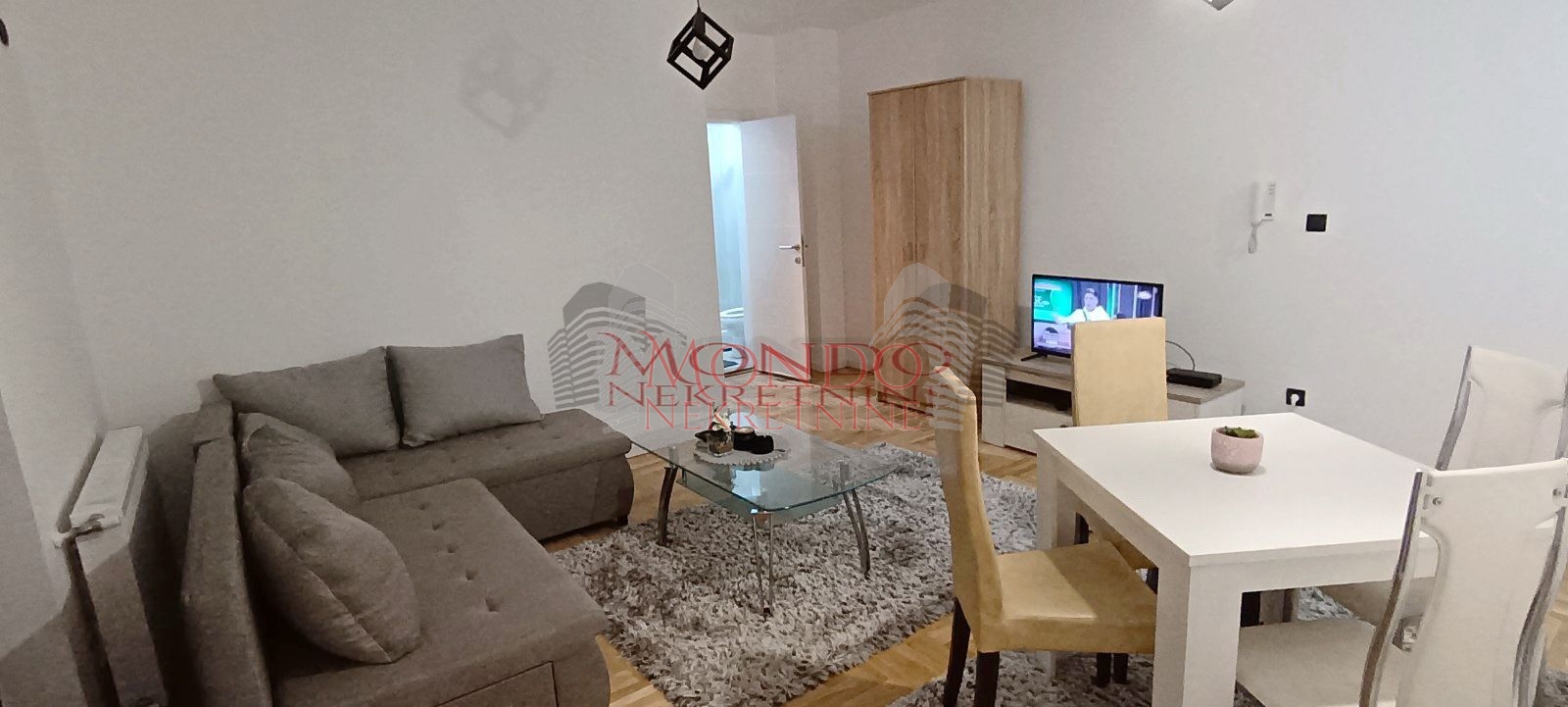 Jednoiposoban stan u novoj zgradi kod Retro kafica