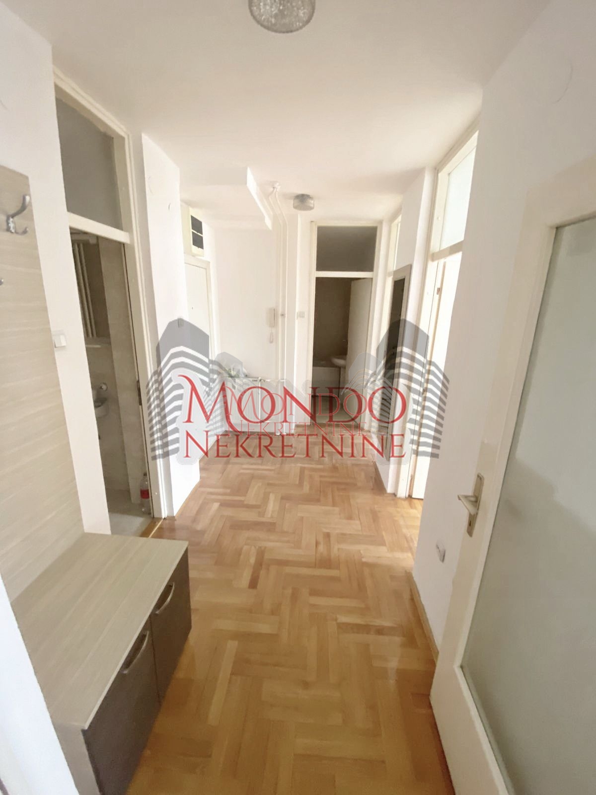 Dvoiposoban stan kod Doma Zdravlja