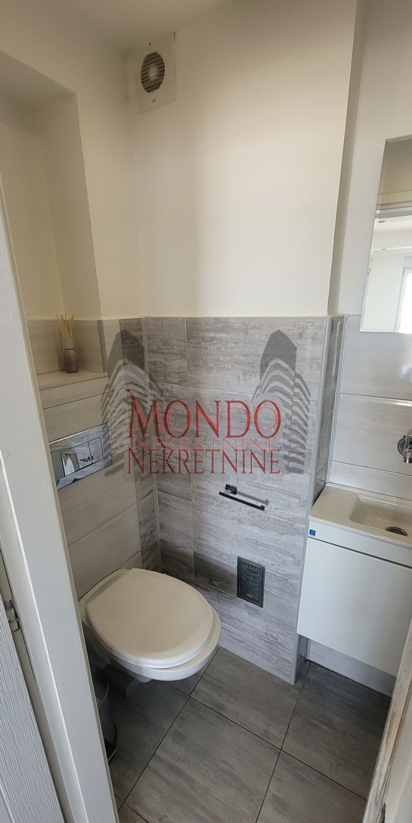 Trosoban stan u centru, cg, šesti sprat, Niš