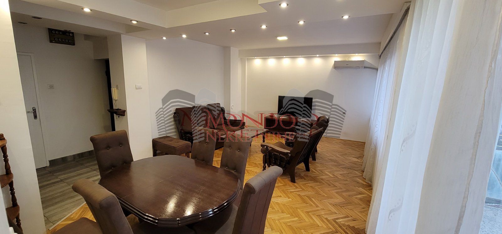 Trosoban stan u centru, cg, šesti sprat, Niš