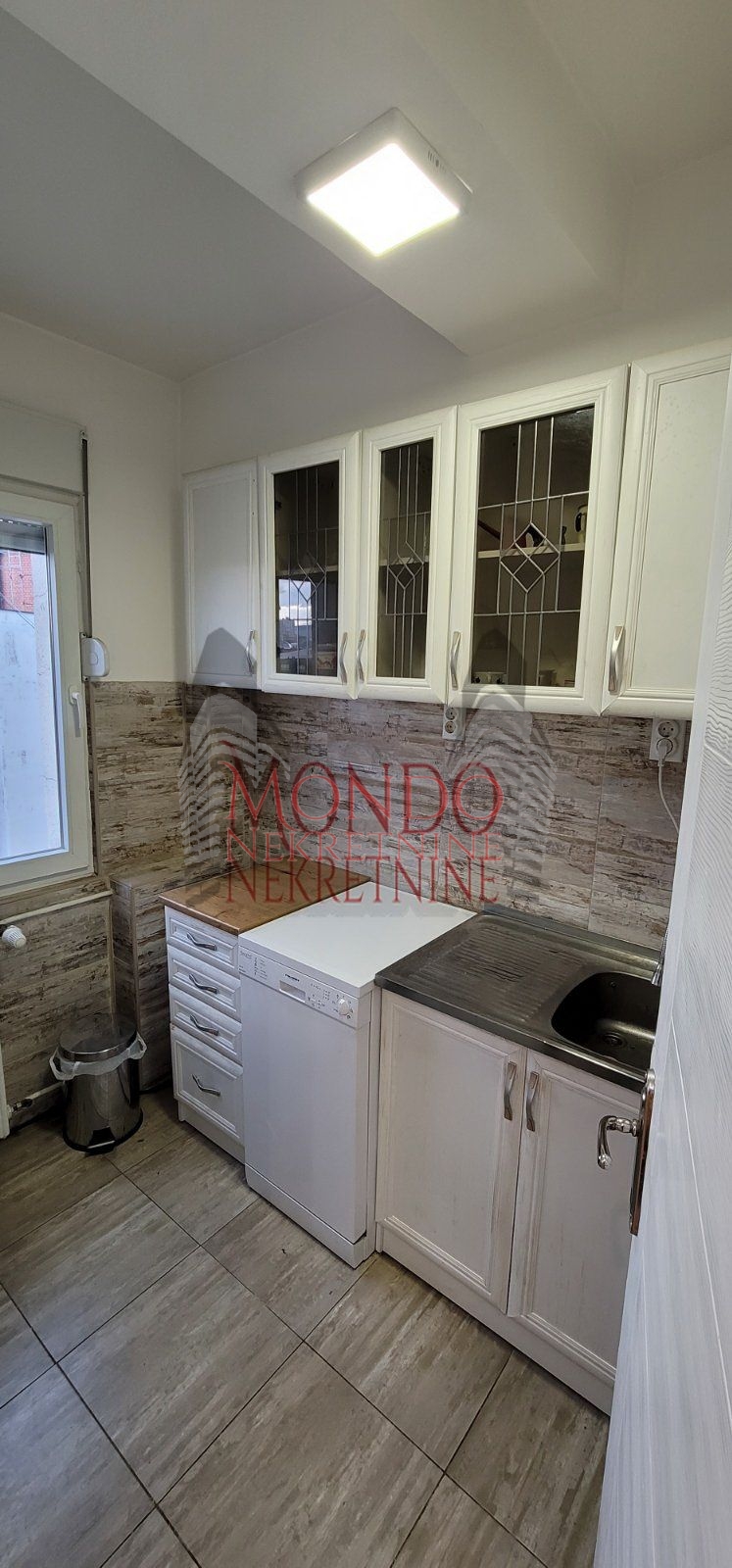 Trosoban stan u centru, cg, šesti sprat, Niš