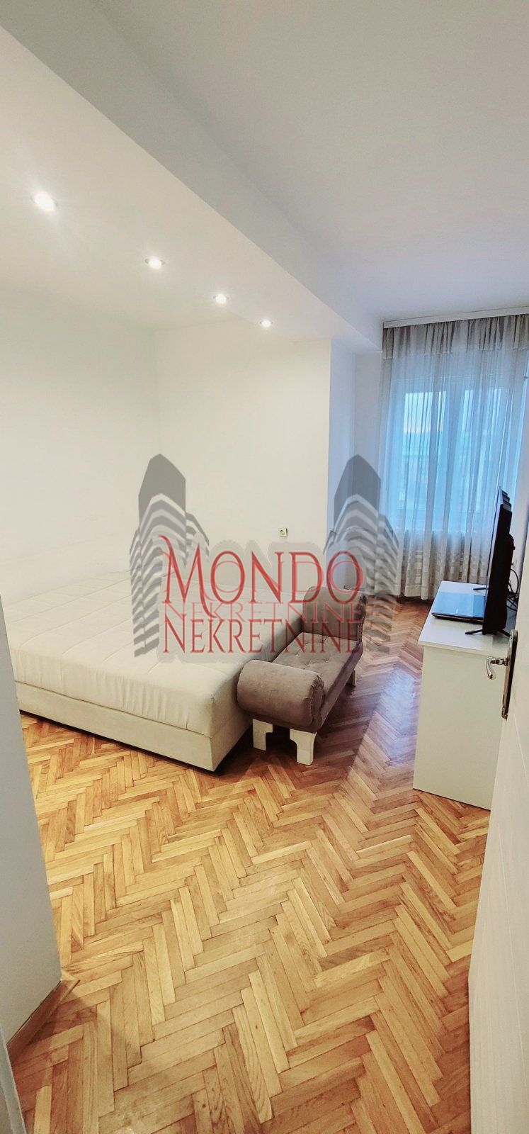 Trosoban stan u centru, cg, šesti sprat, Niš