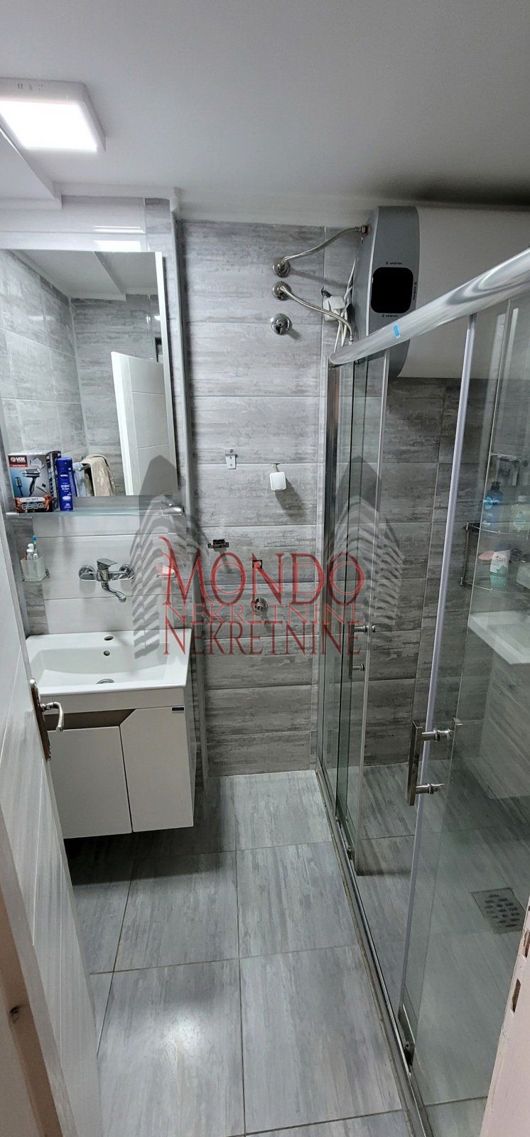 Trosoban stan u centru, cg, šesti sprat, Niš