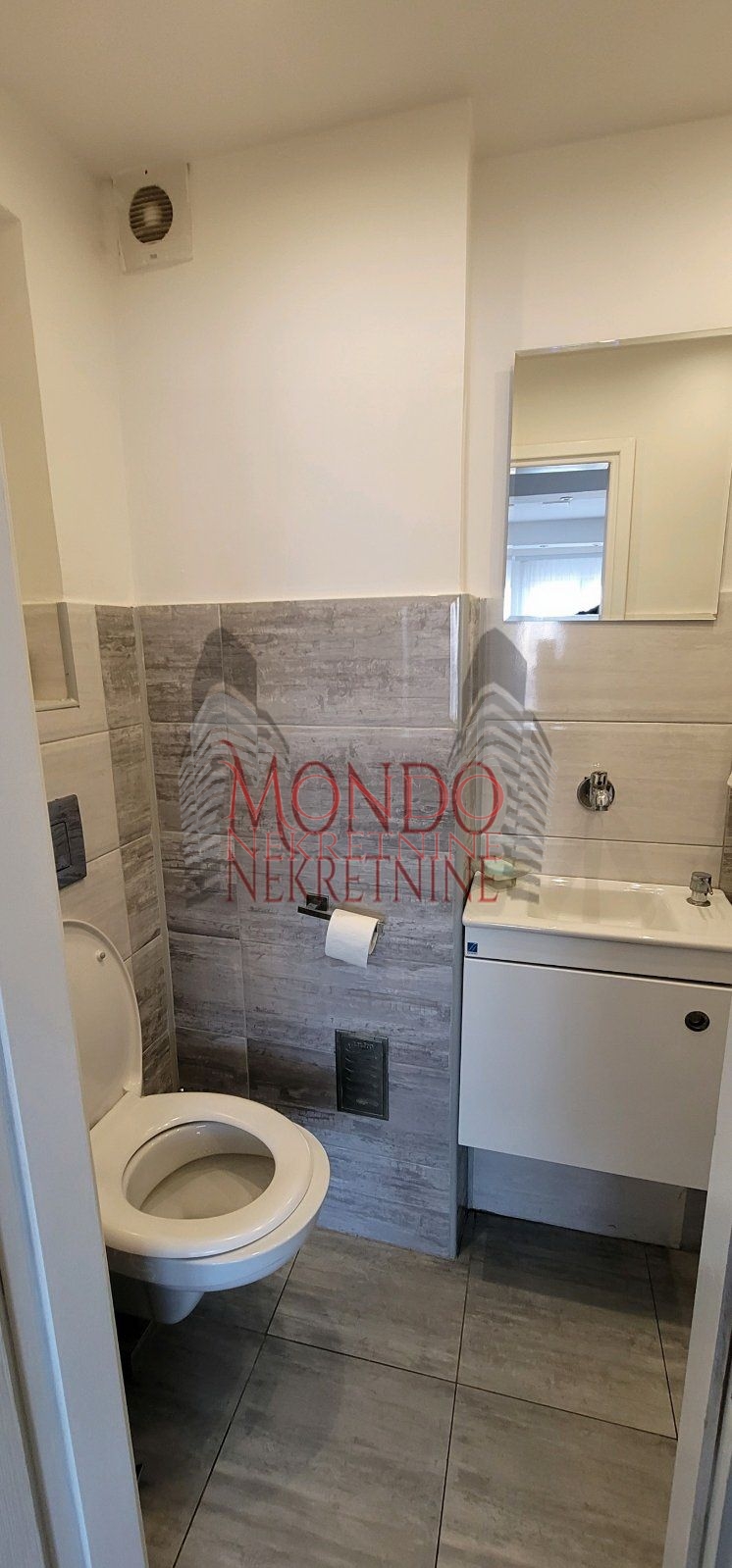 Trosoban stan u centru, cg, šesti sprat, Niš