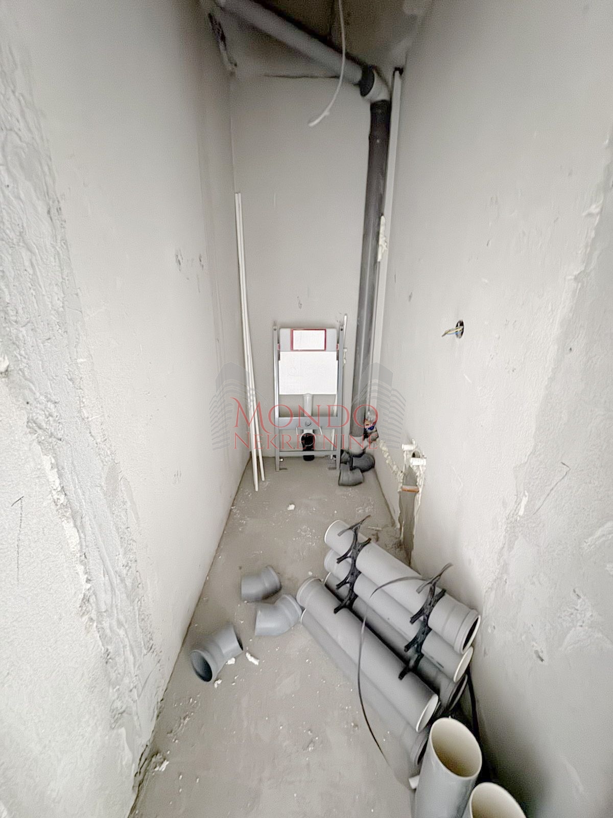 Dvoiposoban nov stan na Panteleju kod ART Caffea