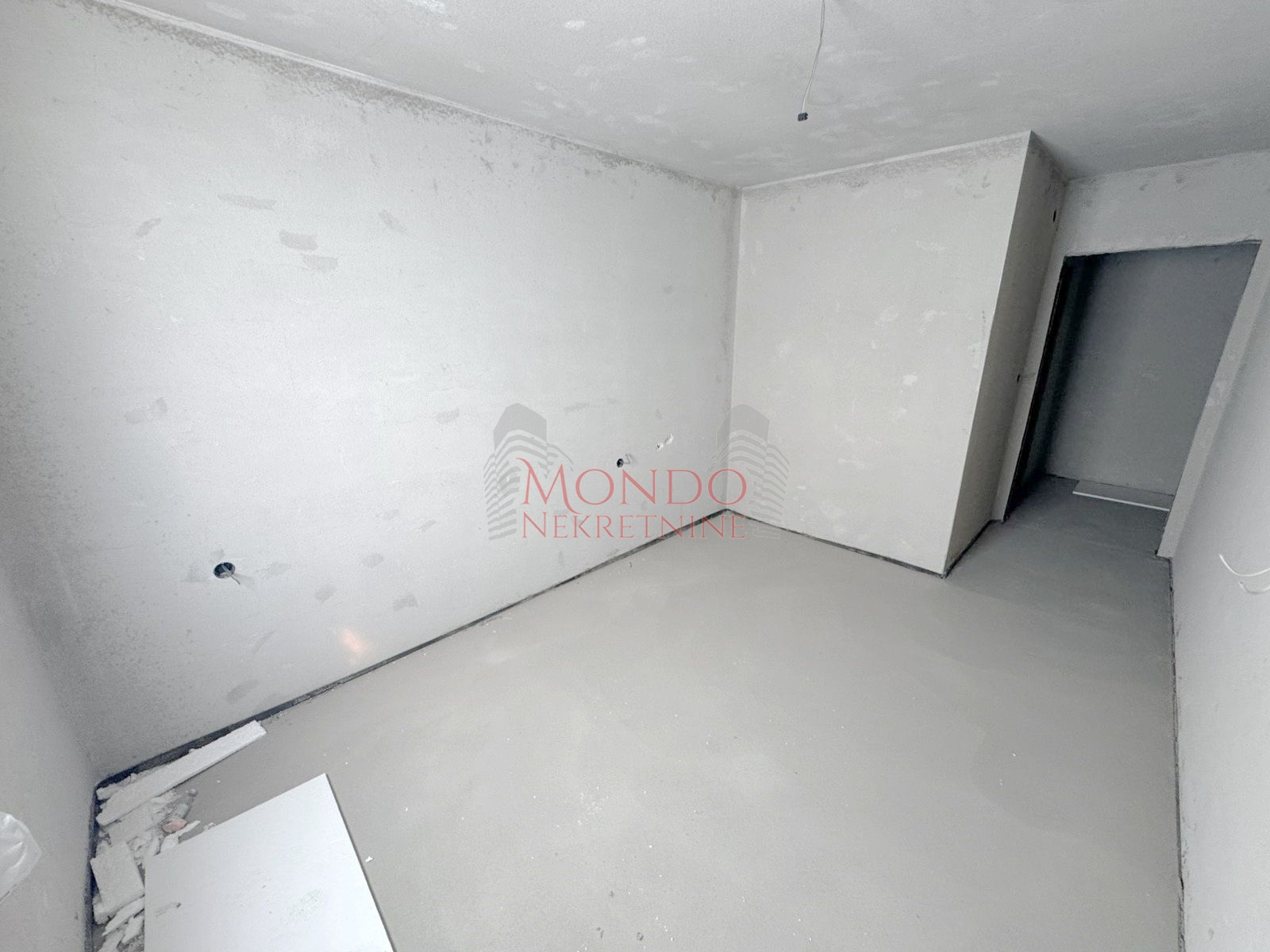 Dvoiposoban nov stan na Panteleju kod ART Caffea