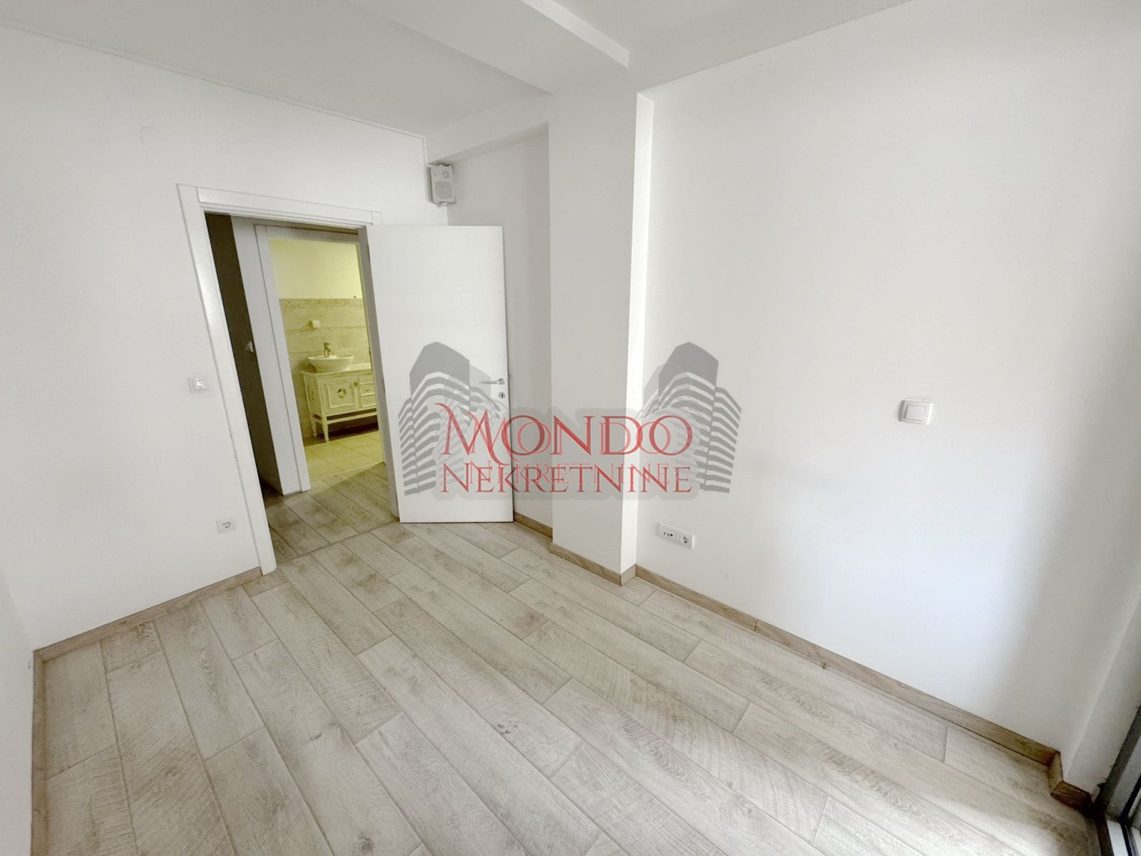 Duplex cetvorosoban stan kod Doma zdravlja u novoj zgradi sa garazom