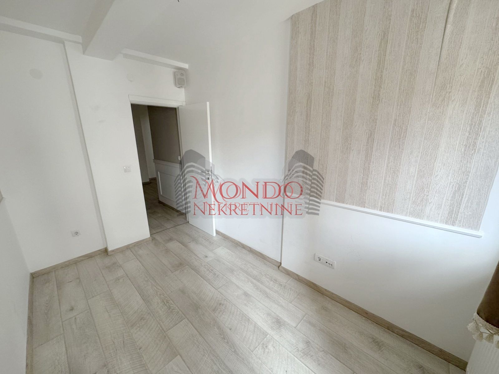 Duplex cetvorosoban stan kod Doma zdravlja u novoj zgradi sa garazom