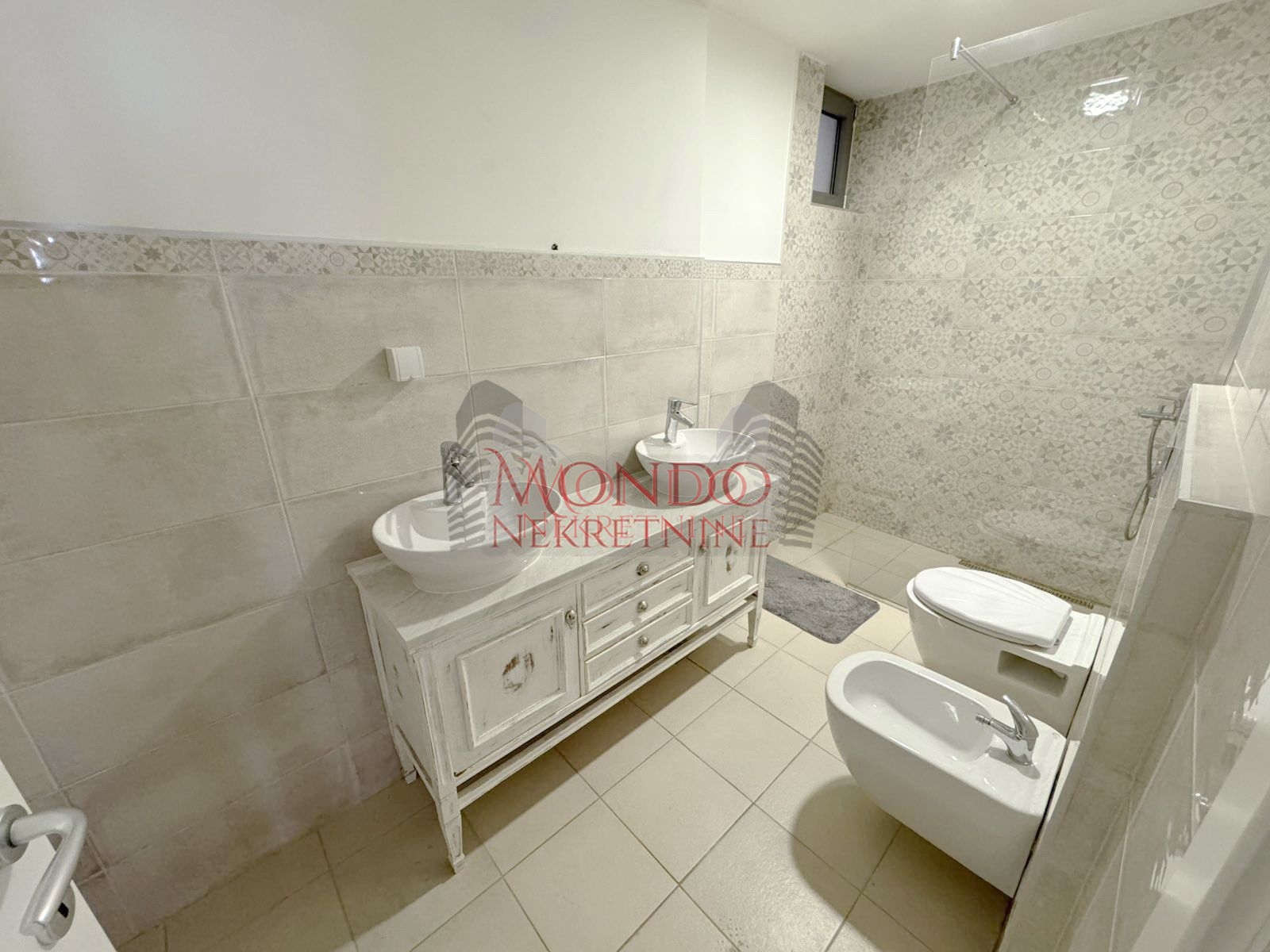 Duplex cetvorosoban stan kod Doma zdravlja u novoj zgradi sa garazom