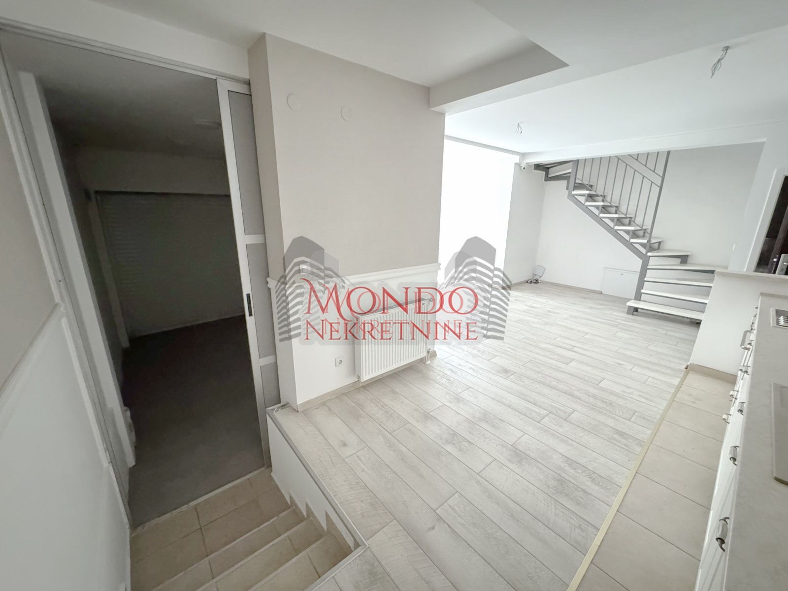 Duplex cetvorosoban stan kod Doma zdravlja u novoj zgradi sa garazom