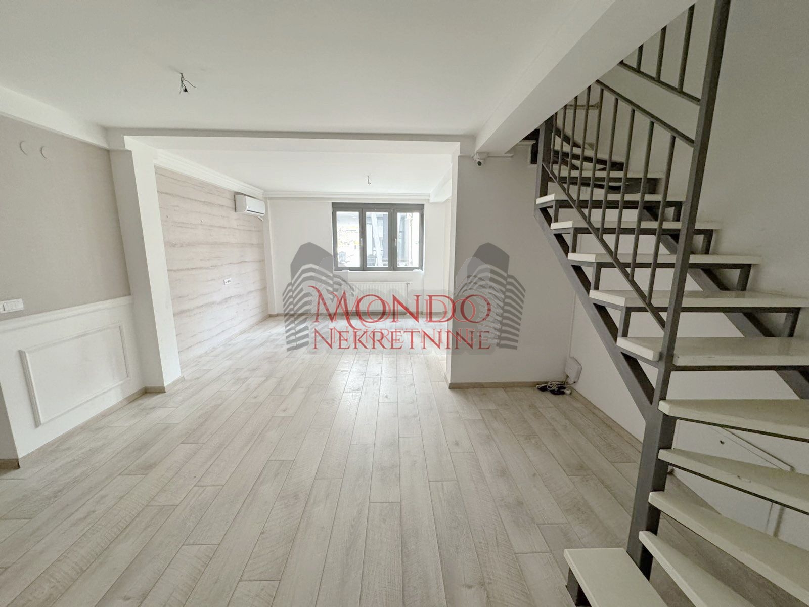 Duplex cetvorosoban stan kod Doma zdravlja u novoj zgradi sa garazom