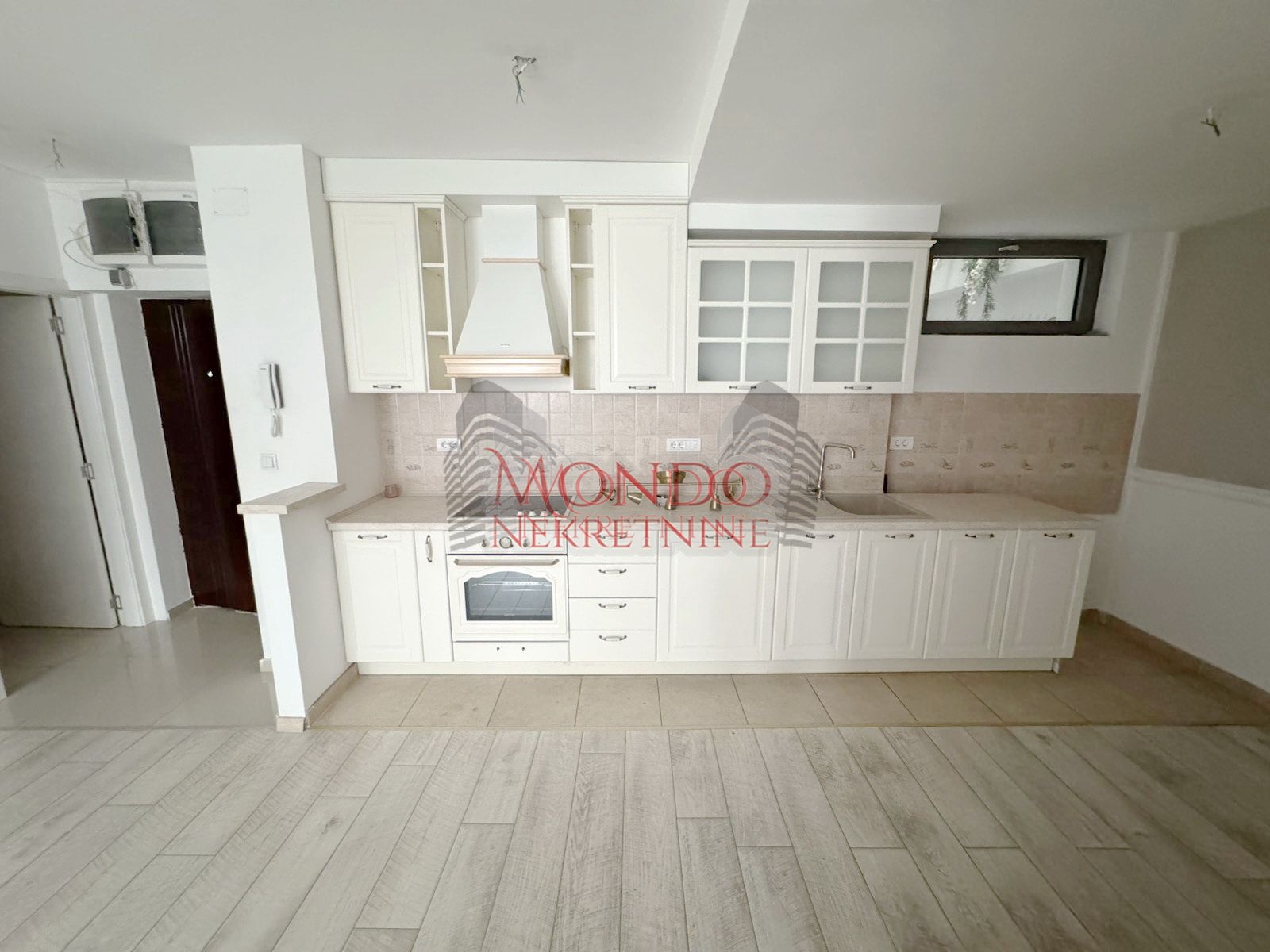 Duplex cetvorosoban stan kod Doma zdravlja u novoj zgradi sa garazom