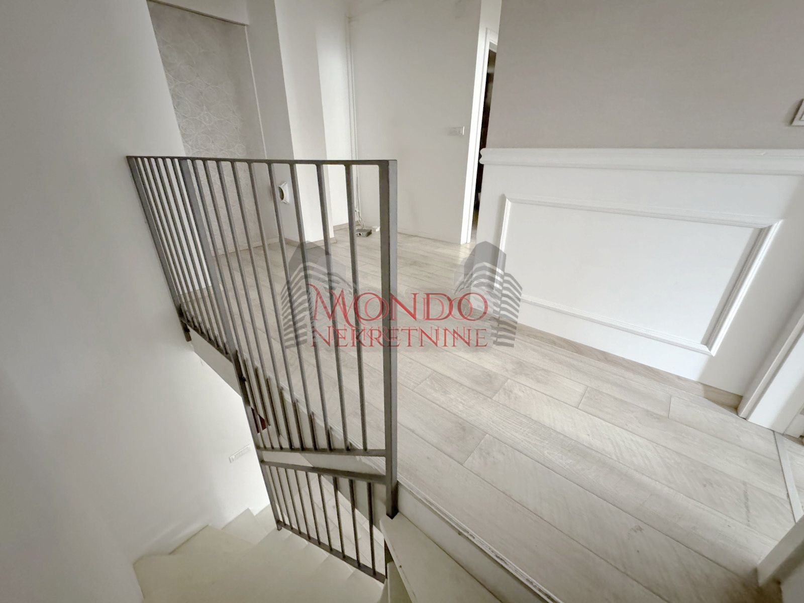 Duplex cetvorosoban stan kod Doma zdravlja u novoj zgradi sa garazom