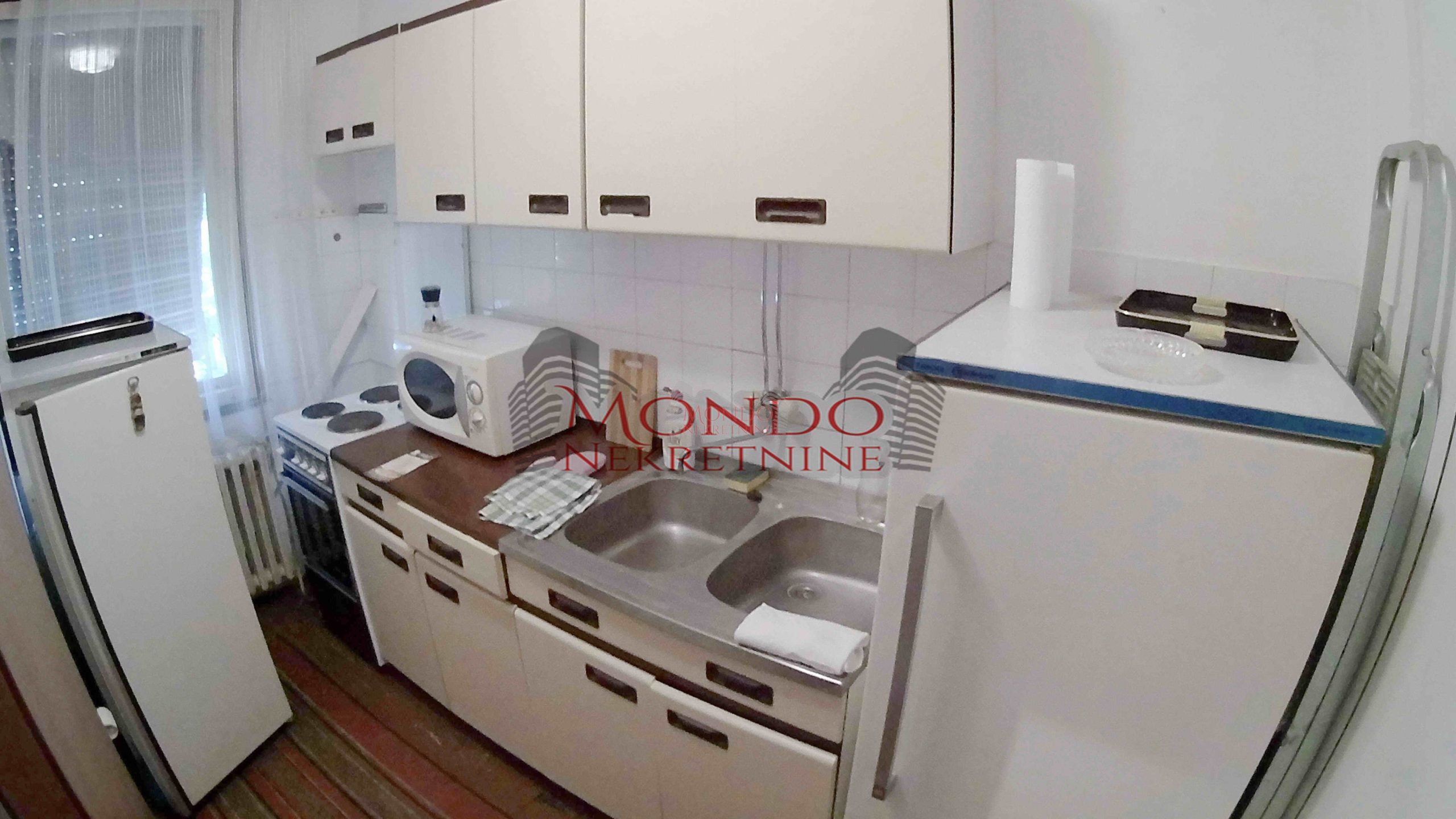 Jednoiposoban stan preko puta parka Sv. Save, ul Romanijska