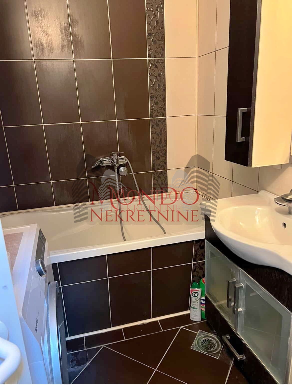 Trosoban stan u Duvaništu