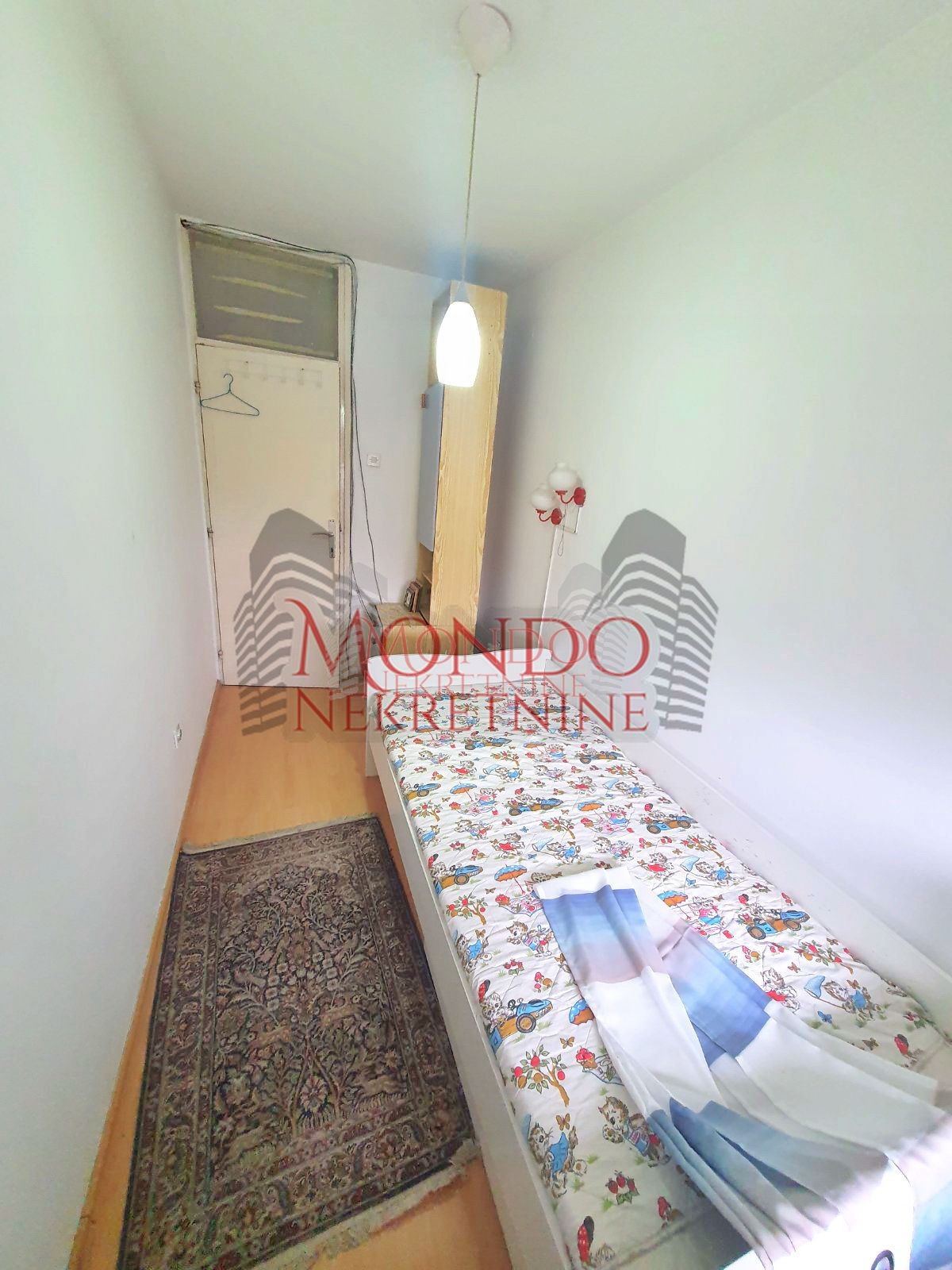 Trosoban stan kod Lutkarskog pozorišta