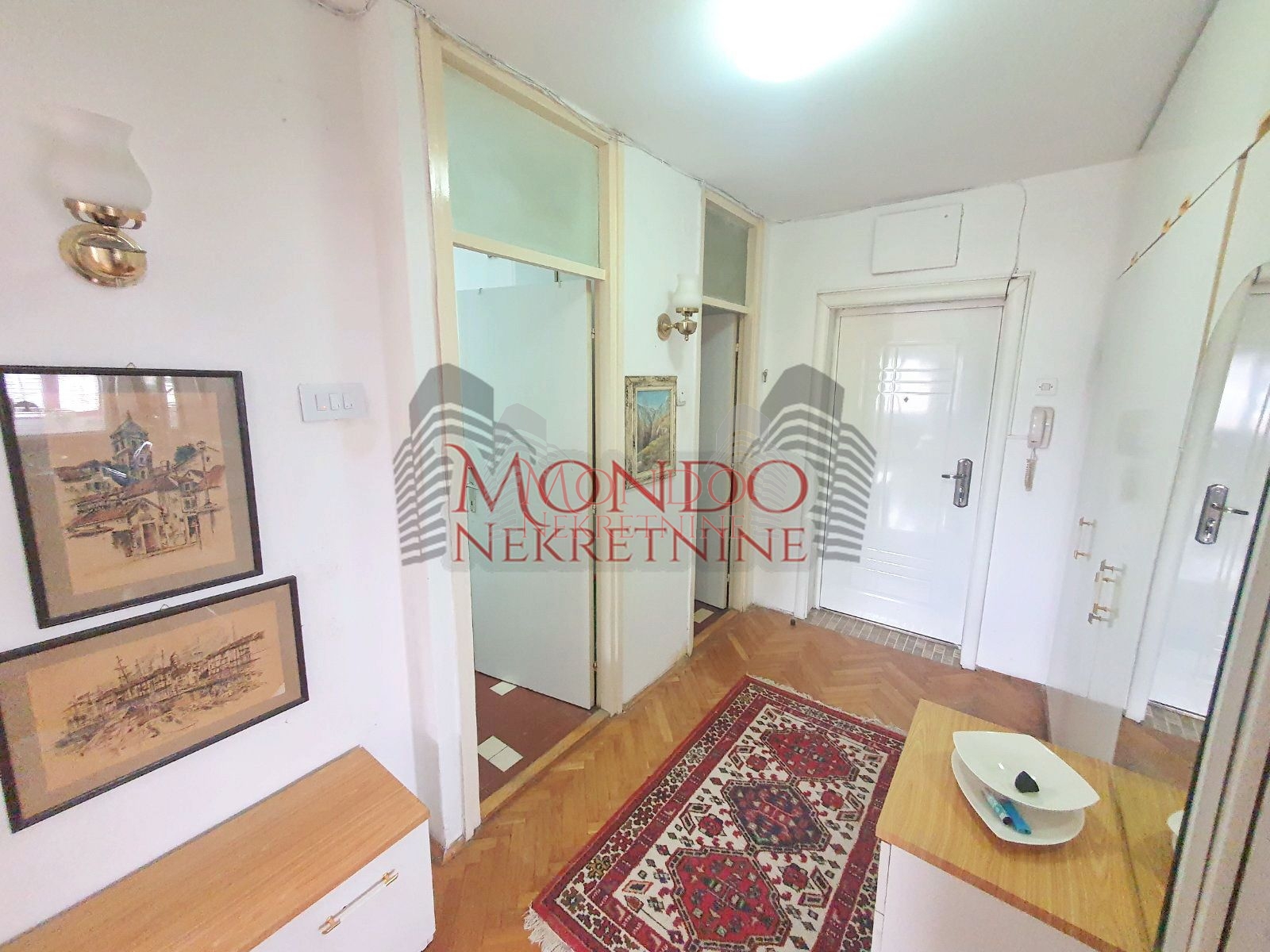 Trosoban stan kod Lutkarskog pozorišta