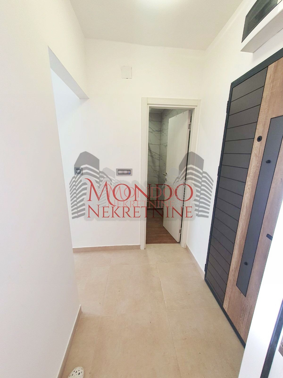 Jednoiposoban renoviran srtan kod Lutkarskog pozorišta