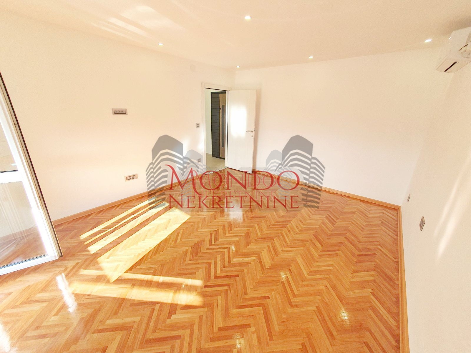 Jednoiposoban renoviran srtan kod Lutkarskog pozorišta