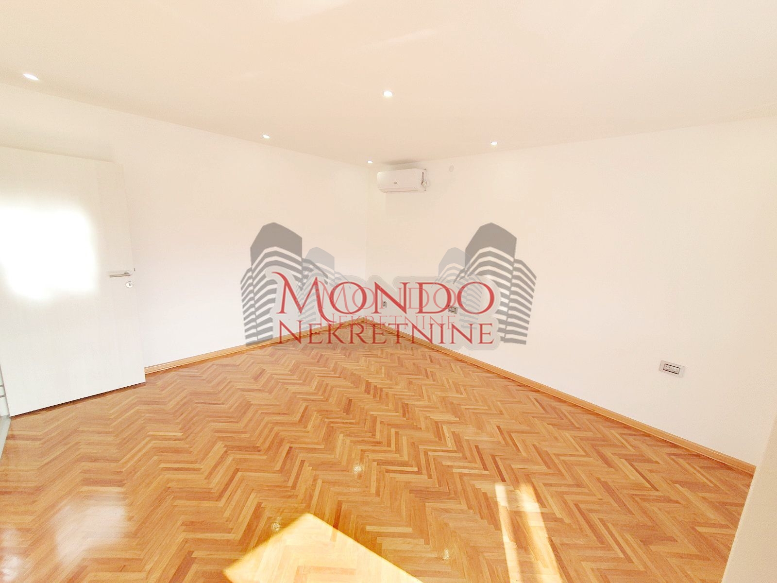 Jednoiposoban renoviran srtan kod Lutkarskog pozorišta