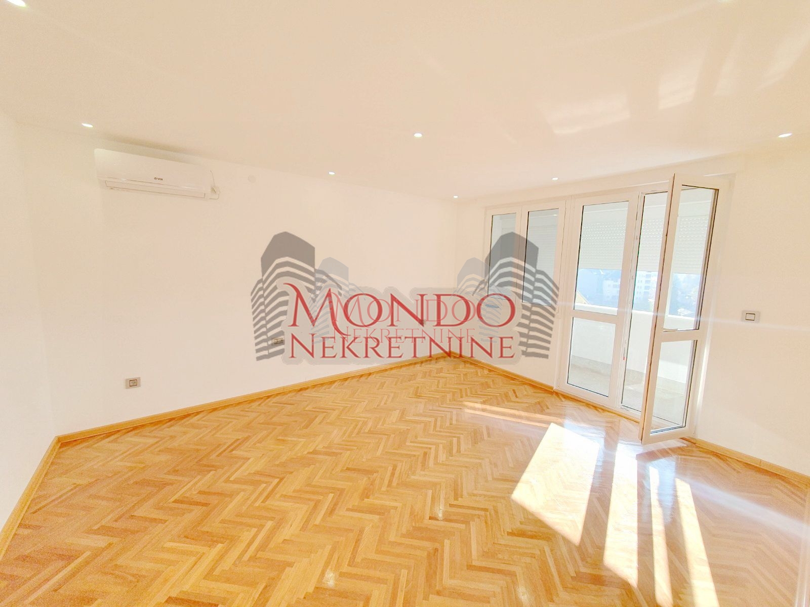 Jednoiposoban renoviran srtan kod Lutkarskog pozorišta