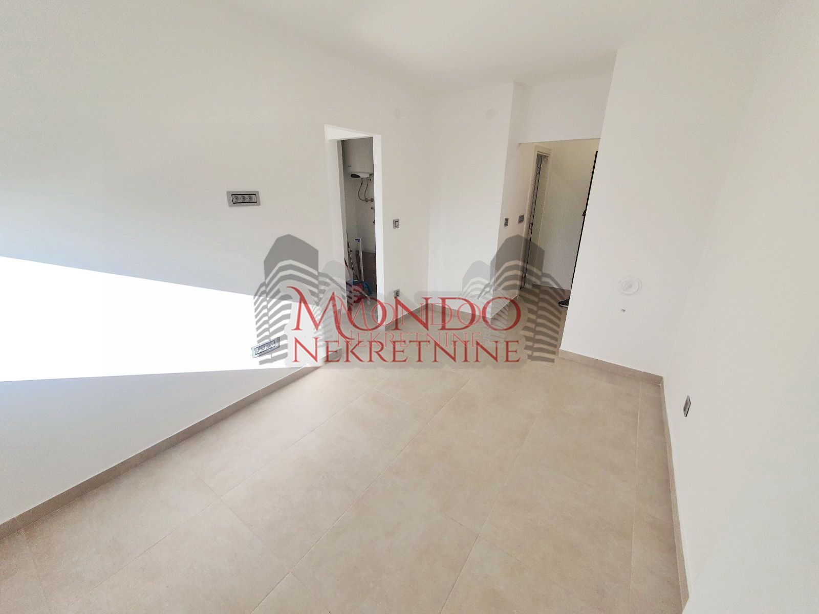 Jednoiposoban renoviran srtan kod Lutkarskog pozorišta