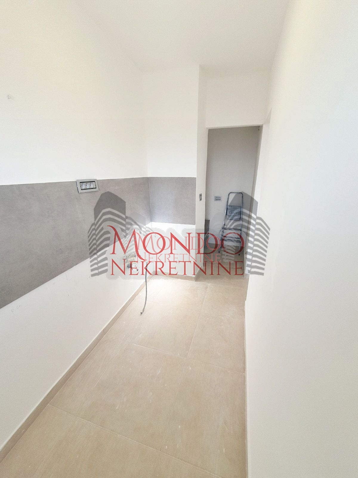 Jednoiposoban renoviran srtan kod Lutkarskog pozorišta