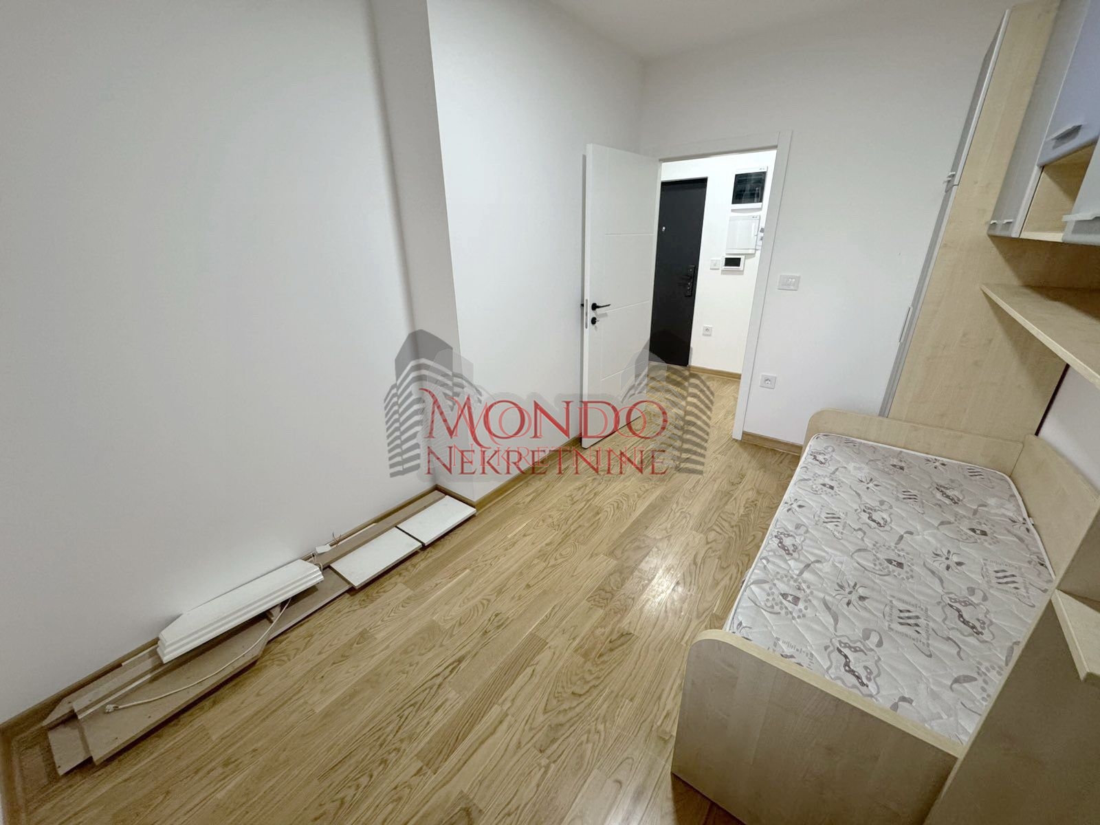 Dvoiposoban nov stan sa parking mestom  u blizini Doma zdravlja