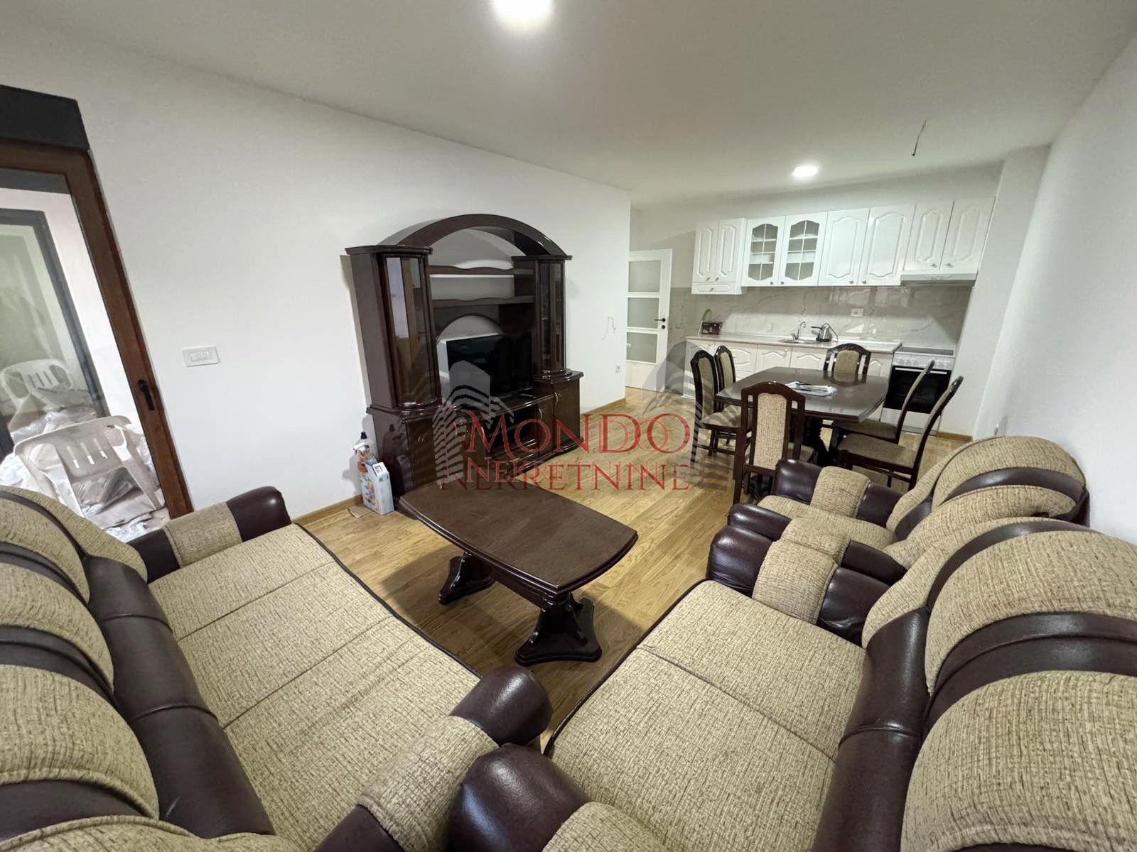 Dvoiposoban nov stan sa parking mestom  u blizini Doma zdravlja