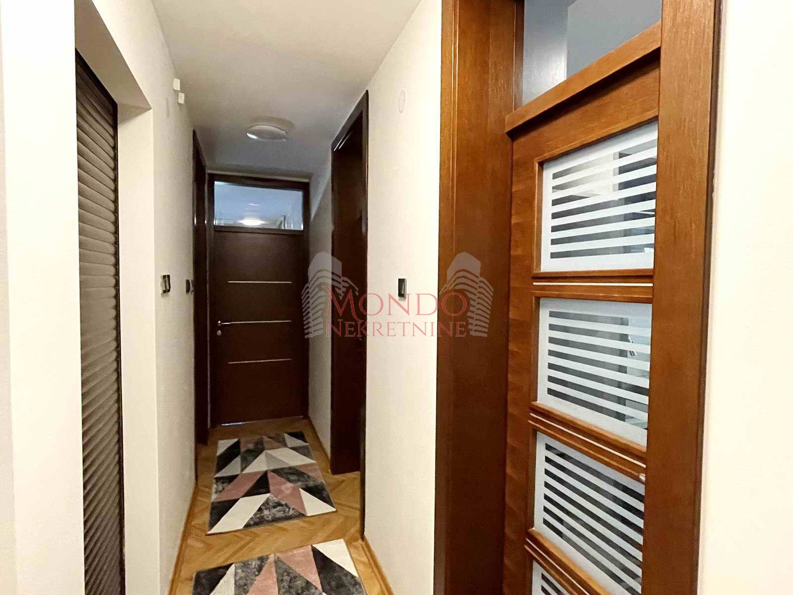 Trosoban stan na bulevaru Nikole Tesle, ch, parking, Niš